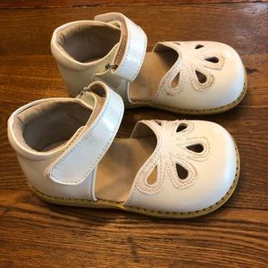 Livie and Luca white petals size 8